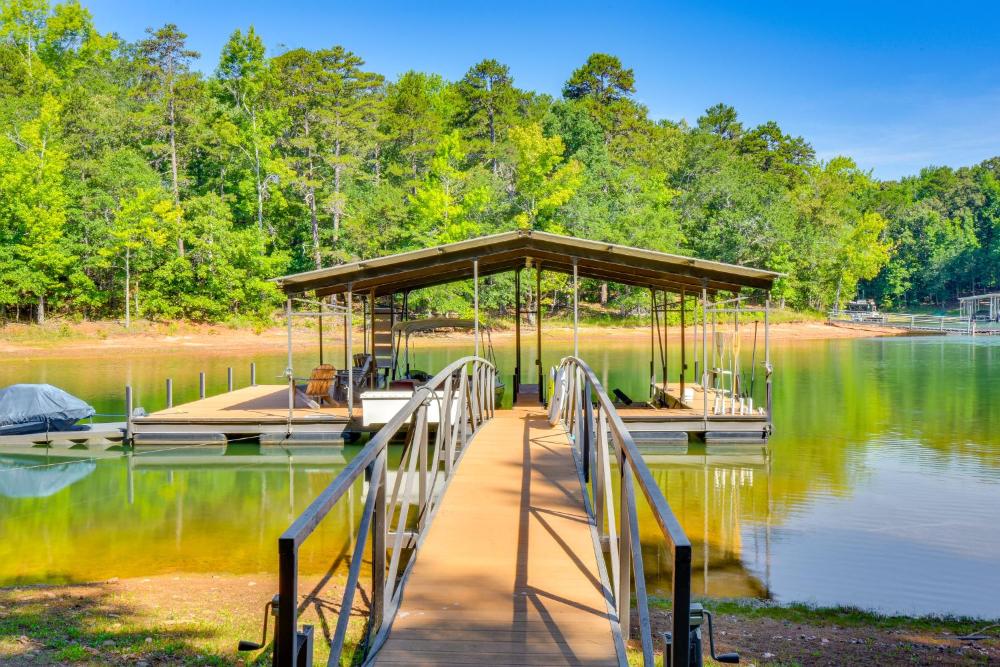 Dock Access and Patio! Waterfront Apt in Hartwell